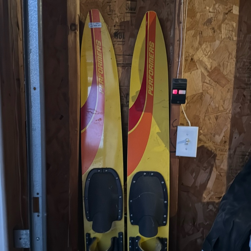 O’Brien waters skis